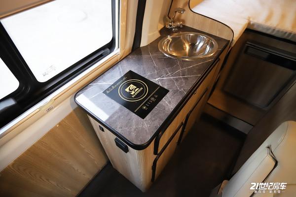 這幾款福特房車帶升頂功能，獨立衛浴和大水電配置，比寶馬3便宜