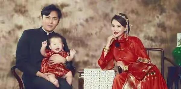 秦昊伊能靜夫妻攜手，深情對唱《一路生花》，怎麼可以這麼穩