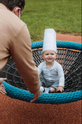 盧森堡小王子呆萌營業！蹣跚學步膽突突，自己拿勺“乾飯”太可愛