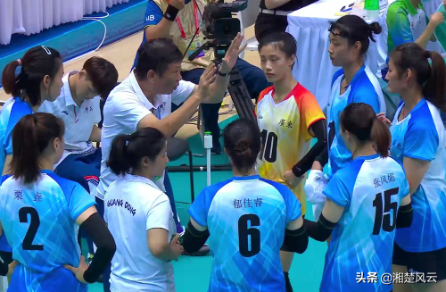 實力懸殊，廣東女排遭遼寧隊0-3橫掃，老帥方巖抱頭露出苦澀笑容