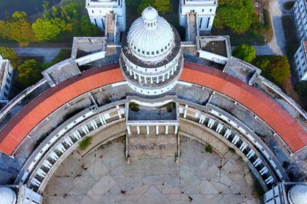 無錫一奇葩建築，模樣神似美國白宮，現卻荒廢雜草叢生成停車場