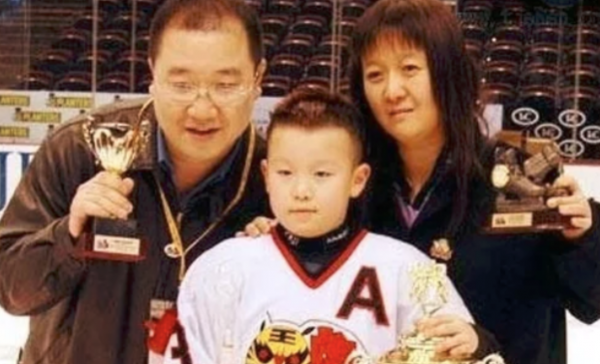 宋丹丹獨子再當爹，同父異母弟弟備戰冬奧會，英達偏心只愛小兒子