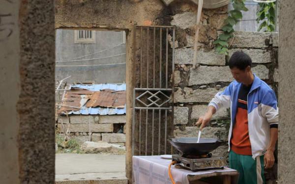 汕尾漁民捕“麻魚”,一次下1000多個魚鉤,魚販爭相寫紙條競價 汕尾漁民捕“麻魚”,一次下1000多個魚鉤,魚販爭相寫紙條競價