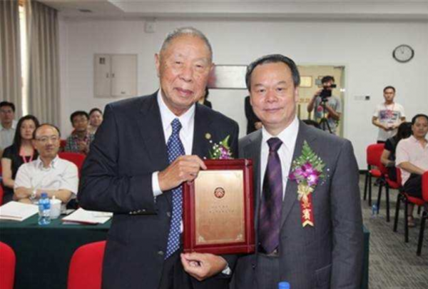 豪門兄弟情!陳曾燾繼承哥哥數十億資產,賺到千億全數還給侄子 豪門兄弟情!陳曾燾繼承哥哥數十億資產,賺到千億全數還給侄子