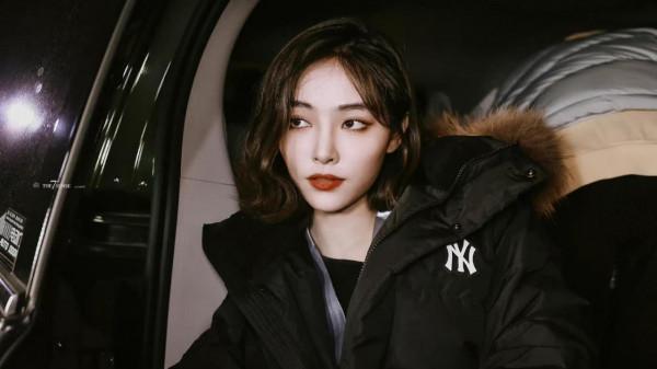 許佳琪下班，一身隨意的造型，看著好有時尚感