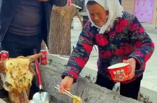 豬肉降價養豬不賺錢，男子把豬圈改餐廳，起初擔心沒生意不料火了