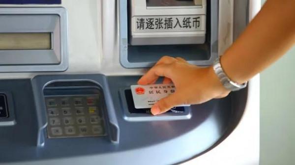 躲在車站哭泣的老人…… 躲在車站哭泣的老人……