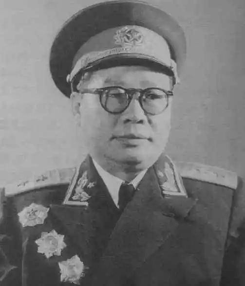 丁盛以少將身份任廣州軍區司令員，3位副手，軍銜資歷都比他高