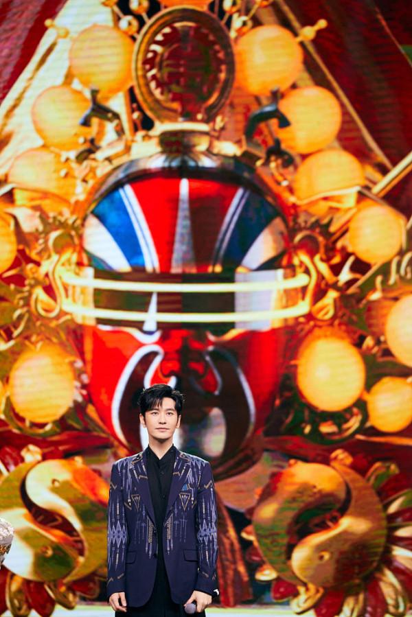 黃曉明亮相東方衛視元宵特別節目 穿國風西裝演唱《少年中國說》