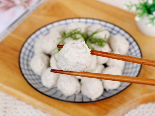 做肉丸時,記得加半碗“水”,出鍋後多做1步,比買的還好吃 做肉丸時,記得加半碗“水”,出鍋後多做1步,比買的還好吃