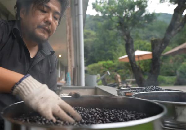 80後的他買下廢棄學校，獨居的日子一過就是7年，雖孤獨卻很自由