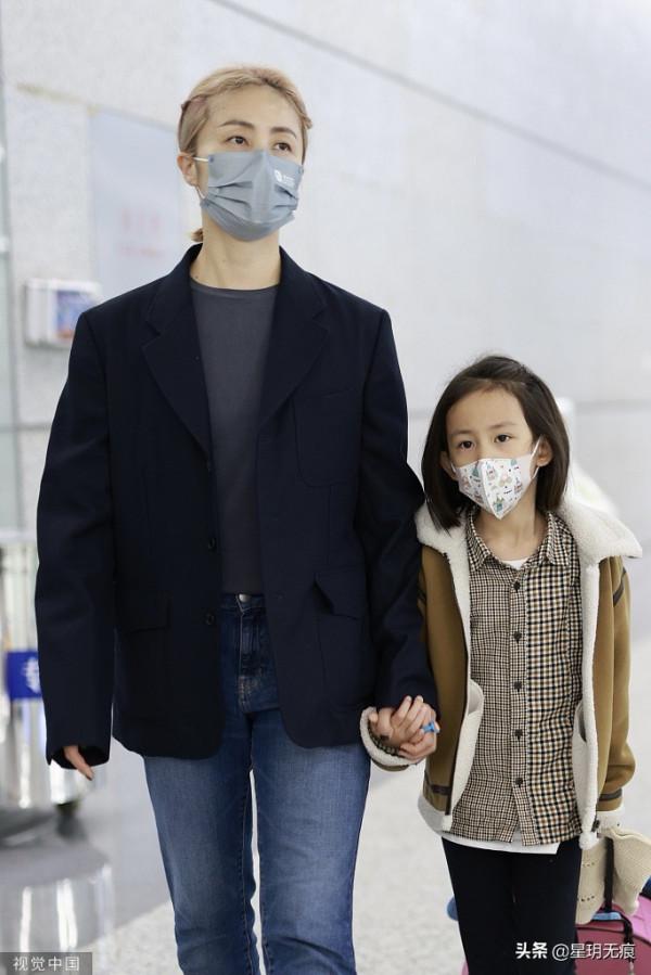 黃磊孫莉帶小女兒現身機場 黃少艾短髮可愛乖巧長腿吸睛 黃磊孫莉帶小女兒現身機場 黃少艾短髮可愛乖巧長腿吸睛