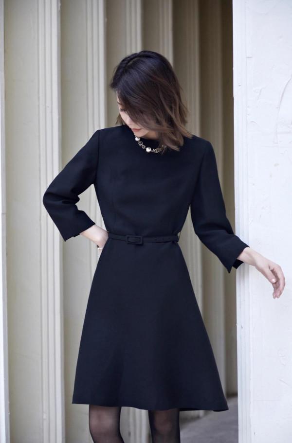 冬季穿搭沒頭緒？不妨試試這些純黑色連衣裙，時髦百搭不挑人