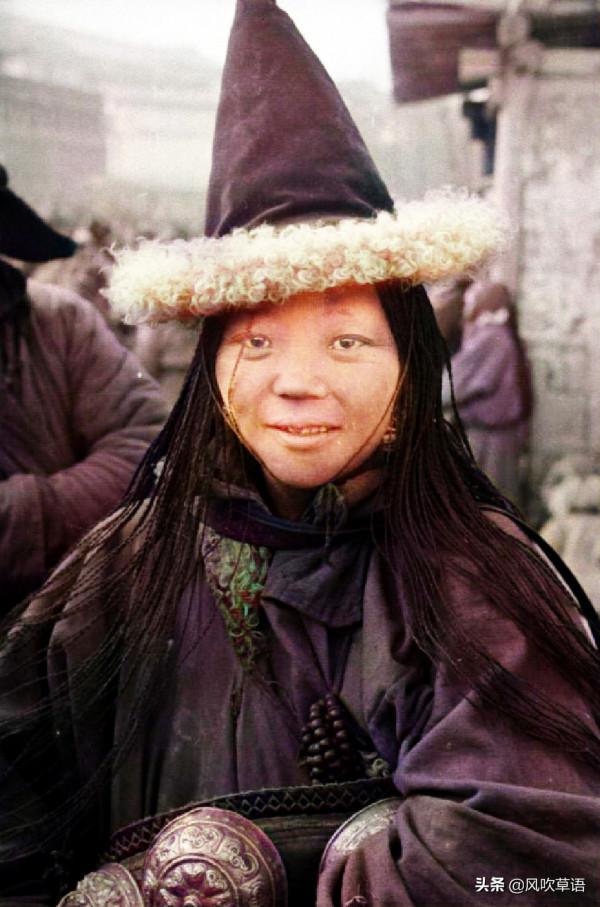 1936年的青海西寧塔爾寺，門前是熱鬧非凡的集貿市場