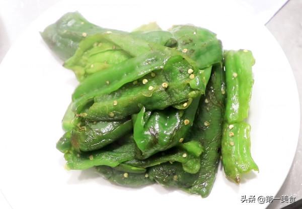 涼拌青椒這樣做真好吃，不放油不切片，直接整隻拌，香辣開胃