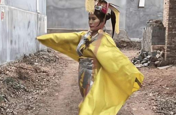 河南一女子模仿武則天，泡麵當王冠，麻袋做龍袍，23家公司求籤約