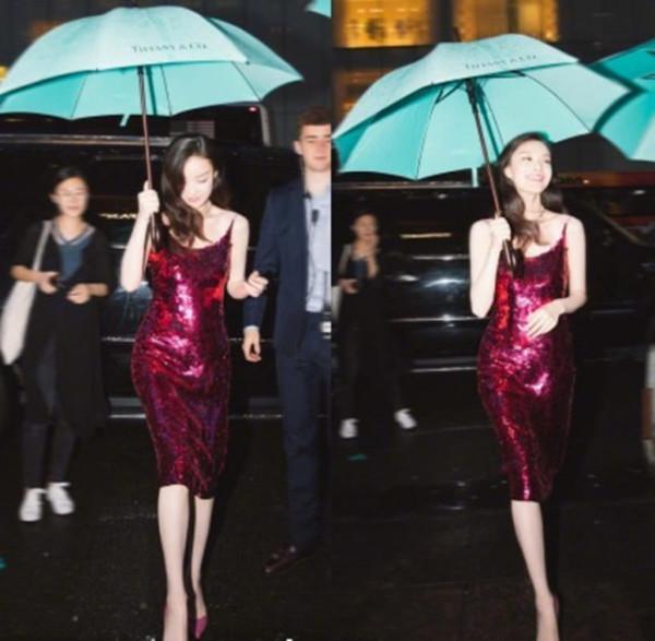 楊紫出山就放大招!穿白裙雨中撐傘變絕美女神,卻沒有倪妮驚豔 楊紫出山就放大招!穿白裙雨中撐傘變絕美女神,卻沒有倪妮驚豔