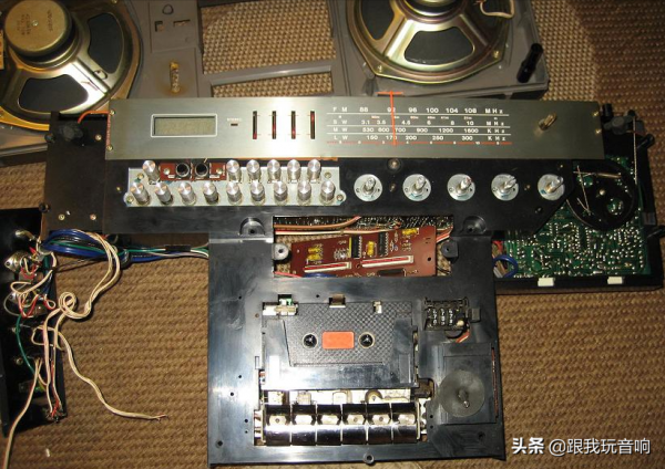 一款漂亮的80年代行動式音響 貝斯頓Beston 4000 收音機 錄音機 一款漂亮的80年代行動式音響 貝斯頓Beston 4000 收音機 錄音機