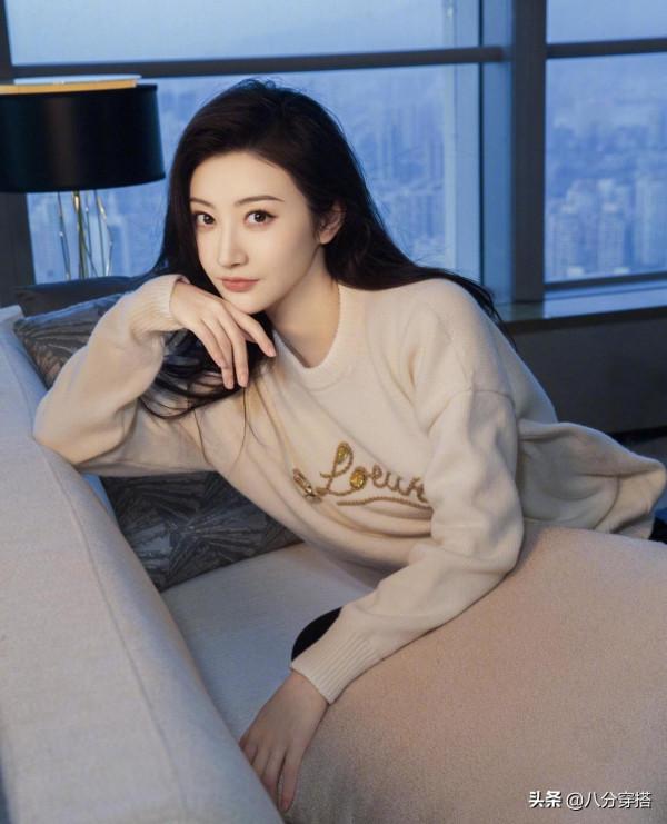 景甜不愧是“人間富貴花”，拼色襯衫配花苞裙出鏡，比00後還洋氣