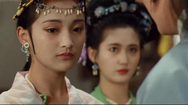 用每年一張劇照的形式，呈現周迅17歲至47歲出道30年的容貌變化