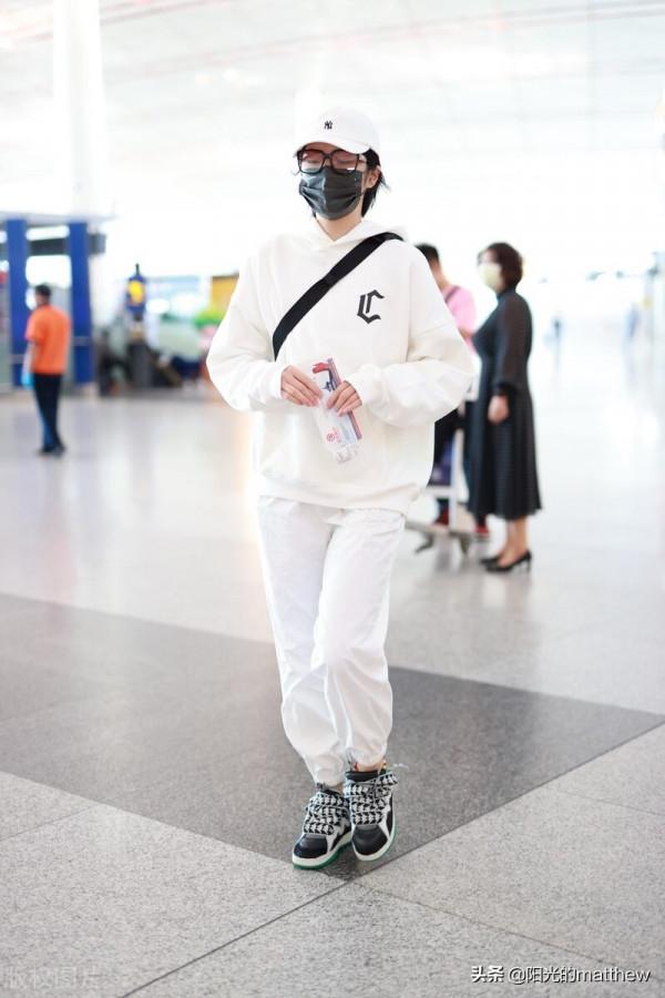 姚安娜全白look簡約舒適頭戴棒球帽口罩遮面低調出行