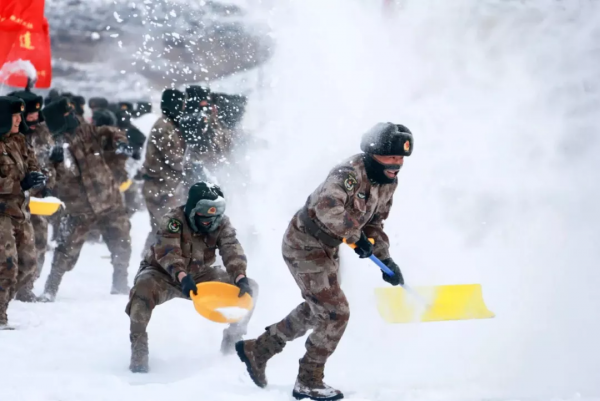 部隊打雪仗，太猛了