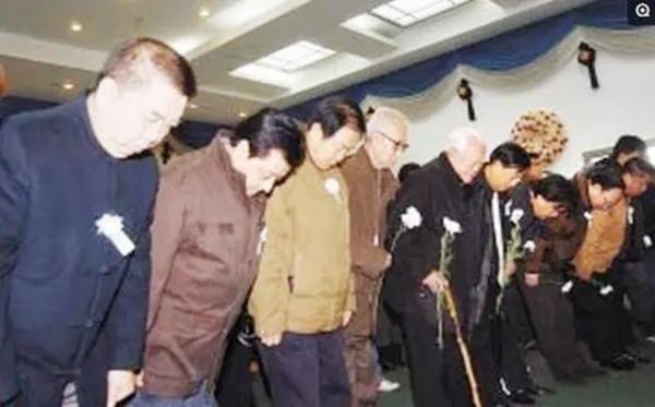 範振鈺葬禮:郭德綱、孟凡貴前來祭奠,16位徒弟跪別 範振鈺葬禮:郭德綱、孟凡貴前來祭奠,16位徒弟跪別