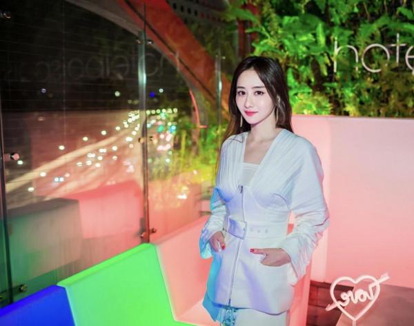 陳德容太會“扮嫩”，穿玫紅色西裝配芭比粉長靴出鏡，說她47誰信