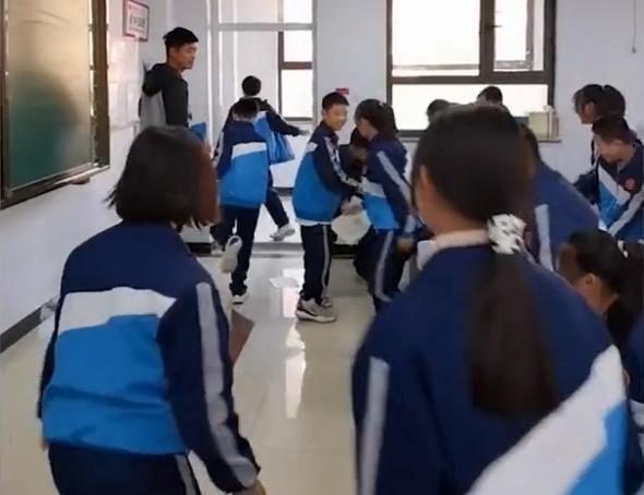 山西一班主任和體育老師起爭執，這次體育老師非但沒生病反而硬氣
