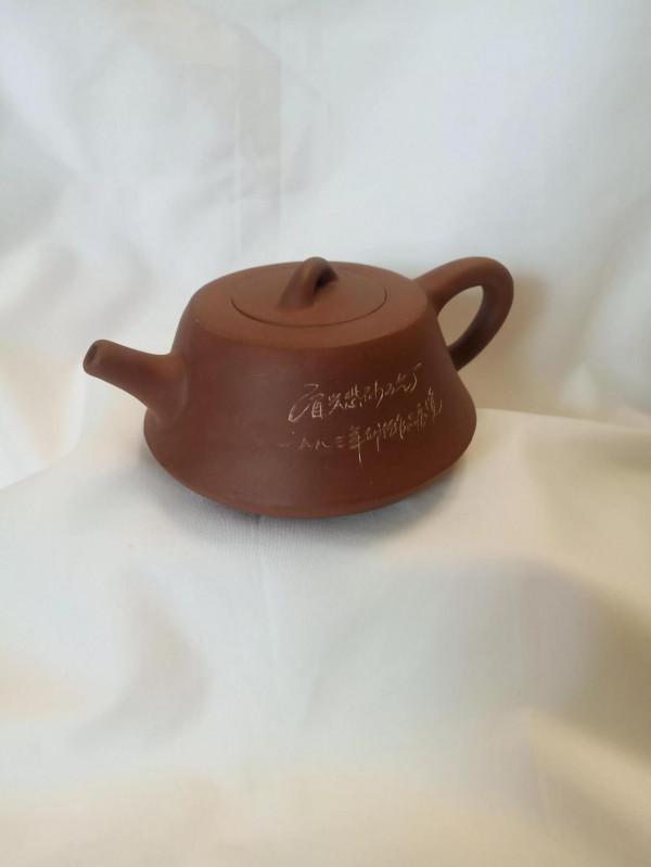 1983年宜興紫砂工藝廠生產的紫砂壺，容量：500毫升