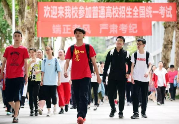 山東省VS河南省，同屬高考大省，為何前者超8成學生“家裡蹲？”