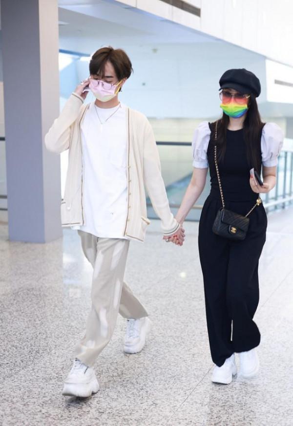 伊能靜雖然已經年過半百了，但與兒子牽手出門，感覺卻更像姐弟