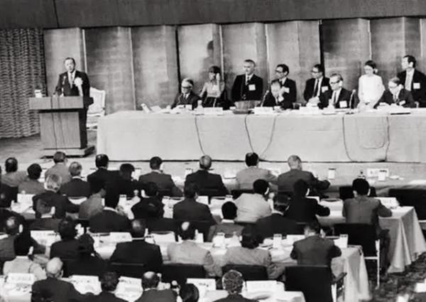 1997年龍永圖與美談判，美方：中國肉只能做狗食，龍永圖如何回應