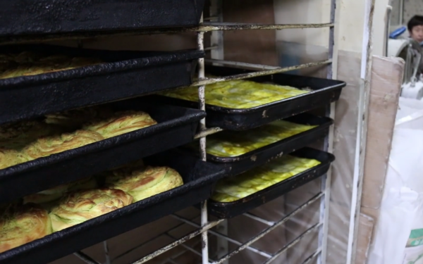 甘肅特色牛舌餅，15年老店一天用到10袋面，老闆做餅做到吐