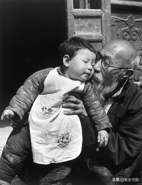 1946年的午門外停滿了汽車，太和殿上放著袁世凱的“西洋寶座”