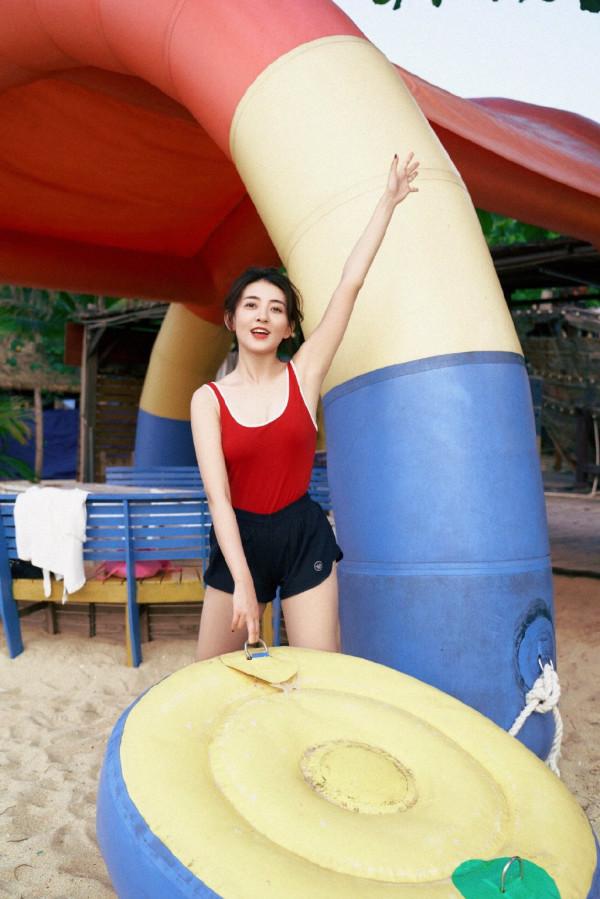 梁潔三亞度假大片，身穿吊帶背心短褲清涼出鏡，滿滿的復古風情