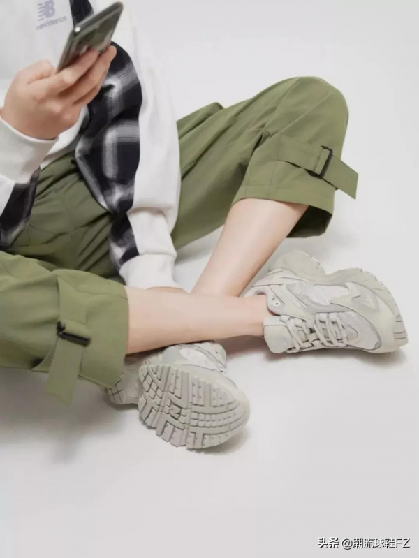 今年的黑馬跑鞋是IU李知恩腳上這雙New Balance 725？