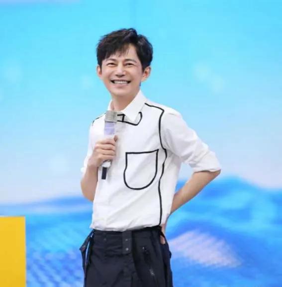 微博粉絲破億已經有四位了,下一位是誰,你們認識嗎? 微博粉絲破億已經有四位了,下一位是誰,你們認識嗎?