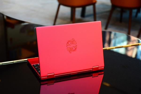 僅重770克，中國紅+錦鯉限量設計，國產10.1吋超小型膝上型電腦