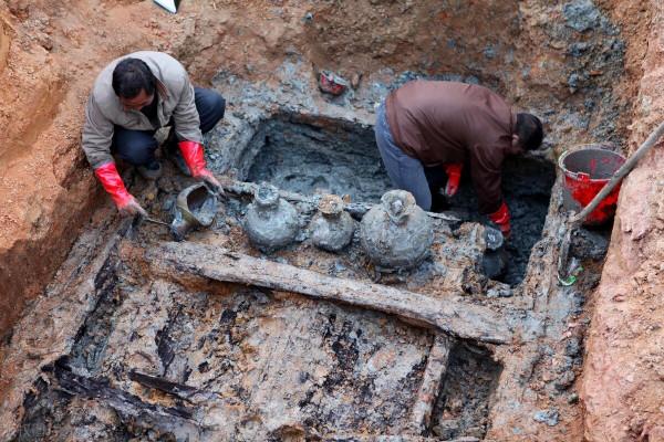 工人挖了一座古墓,專家:停,不要挖了,墓主是我家祖先 工人挖了一座古墓,專家:停,不要挖了,墓主是我家祖先