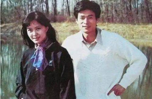 方舒：被屠洪剛拋棄後獨自撫養兩個女兒長大，生活有淚也有笑