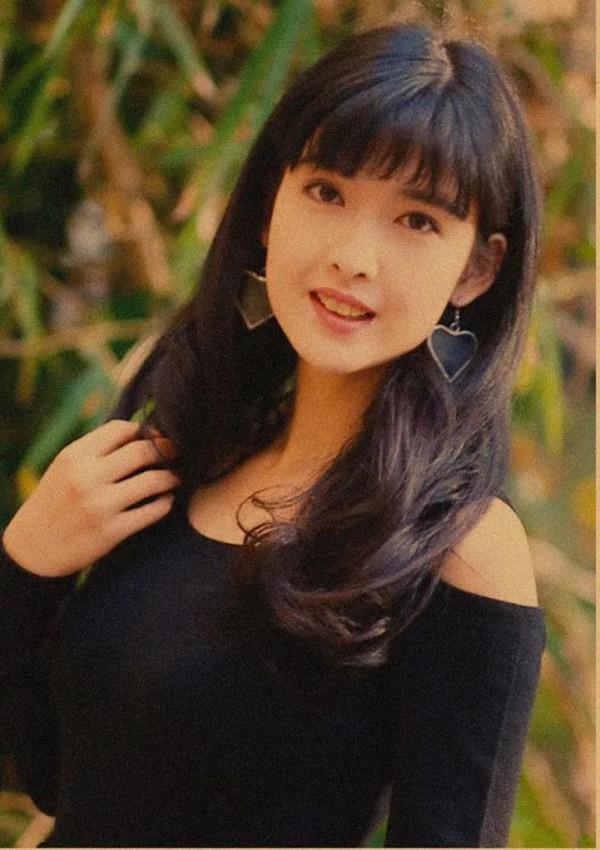 照片雖然陳舊發黃，依然珍貴的記錄下周慧敏的青春美麗