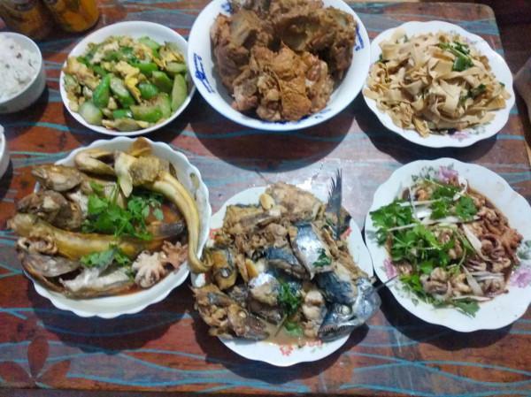 中秋小長假幫老丈人幹農活，丈母孃做了6個菜，兒子:農家飯太香了