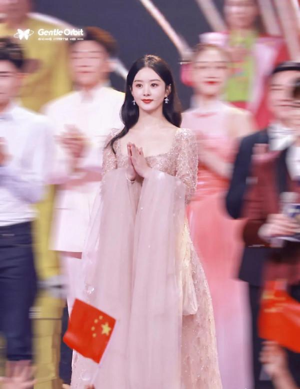 趙麗穎昨天參加大灣區中秋電影音樂晚會的這套淡粉色色禮服太美了 趙麗穎昨天參加大灣區中秋電影音樂晚會的這套淡粉色色禮服太美了