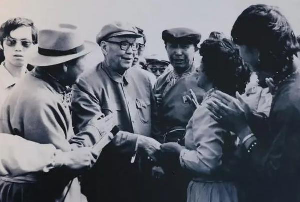 他沒有打仗，卻成為開國上將，任副國級長達34年，兒子也是副國級