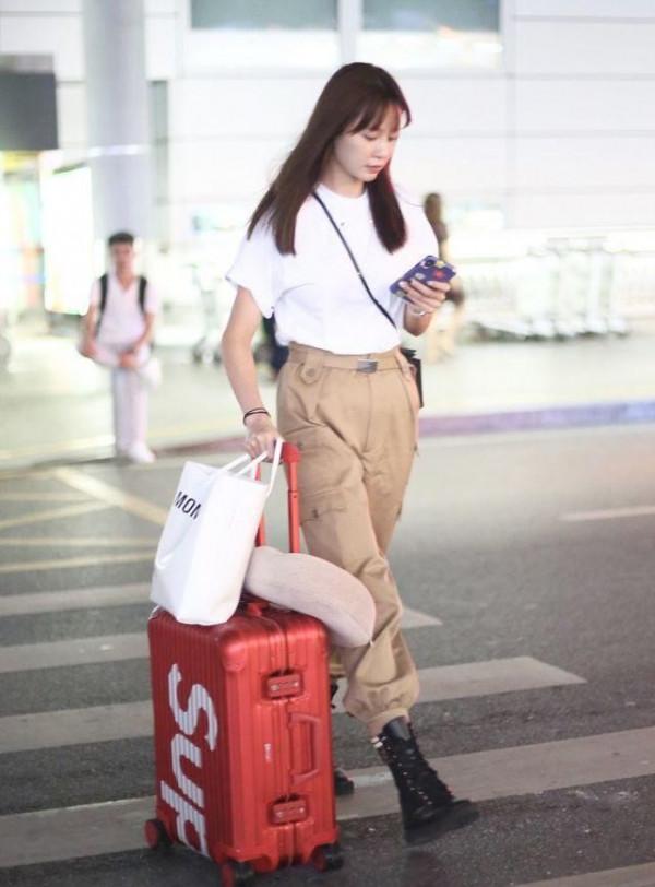 沈夢辰雖然長得挺甜，但穿著一身黑照樣帥氣得很，工裝褲真顯腿長