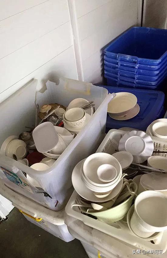 拿著父母的血汗錢換來了物質，到頭來卻埋怨他們給的不夠多