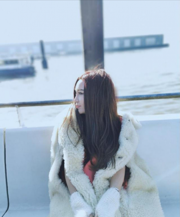 溫碧霞真是凍齡女神!穿羊羔毛大衣保暖,披肩直髮更青春減齡 溫碧霞真是凍齡女神!穿羊羔毛大衣保暖,披肩直髮更青春減齡
