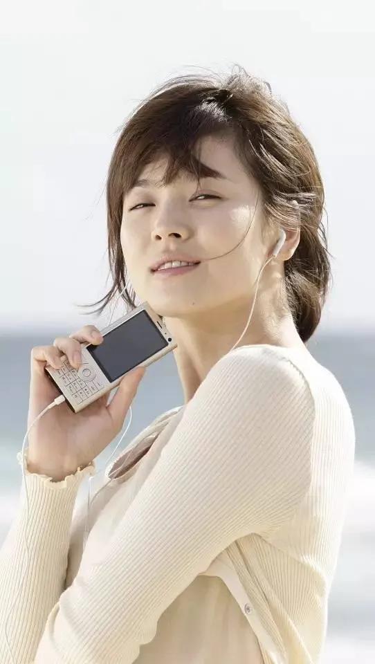 她的背影讓人魂牽夢繞，她的笑容使人勾魂攝魄。韓國女神宋慧喬