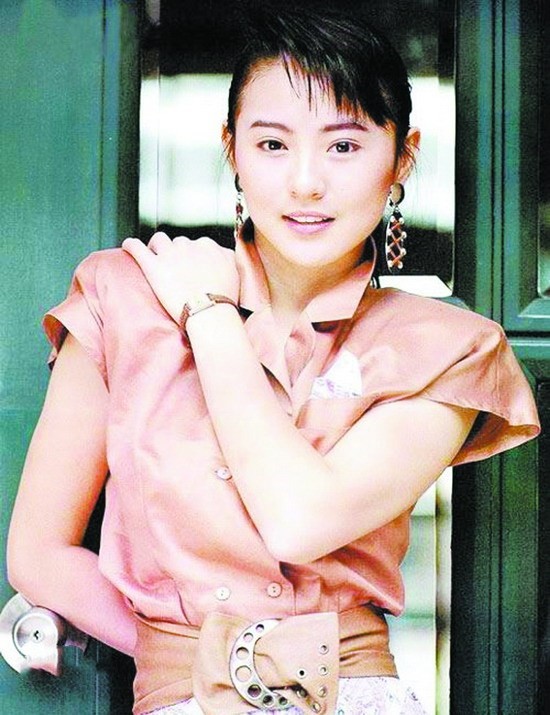 36歲嫁入豪門,6年後被曝出軌“乾兒子”,前夫的話讓她身敗名裂 36歲嫁入豪門,6年後被曝出軌“乾兒子”,前夫的話讓她身敗名裂